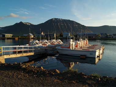 Boote im Hafen von Flateyri