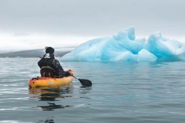 Kayaken zwischen den Eisbergen in Südisland