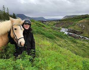 Reiterin mit Islandpferd in der Region Reykjavík von Exploring Iceland. 