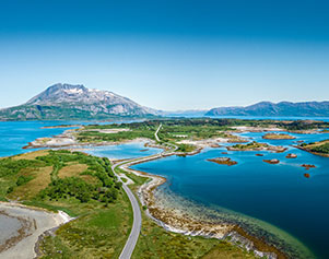 Helgeland in Norwegen mit dem Berg Torghatten im Hintergrund