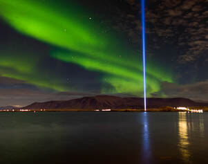 Der Imagine Peace Tower auf der Insel Videy in der Nähe von Reykjavik mit Nordlichter.