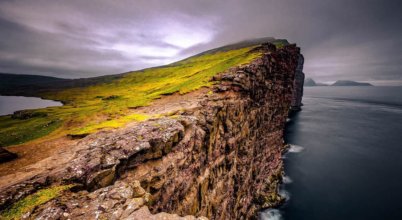 Eindrückliche Küste auf den Färöer Inseln (© Freiraum Fotografie)