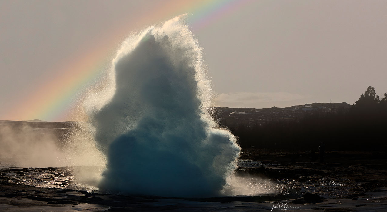 Der Strokkur-Geysir bietet ein regelmässiges Naturschauspiel. Etwa alle 5–10 Minuten schiesst eine hohe Wasserfontänen aus dem Boden. Foto by José R. Martinez.