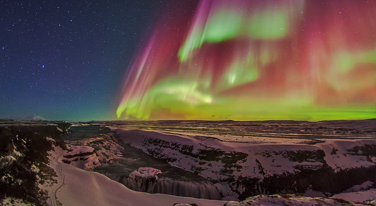 Lautloses Feuerwerk - Nordlichter über dem goldenen Wasserfall Gullfoss 
Bild: JC Casado