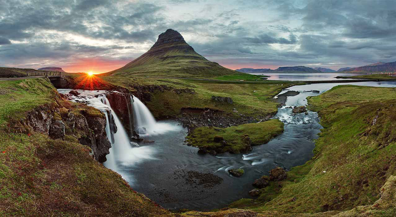 Kirkjufell mit Kirkjufellsfoss.