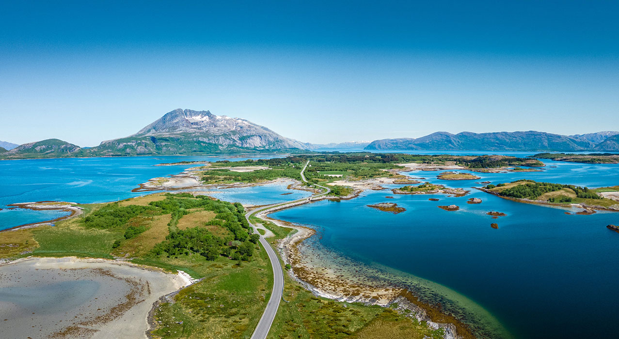 Helgeland in Norwegen mit dem Berg Torghatten im Hintergrund