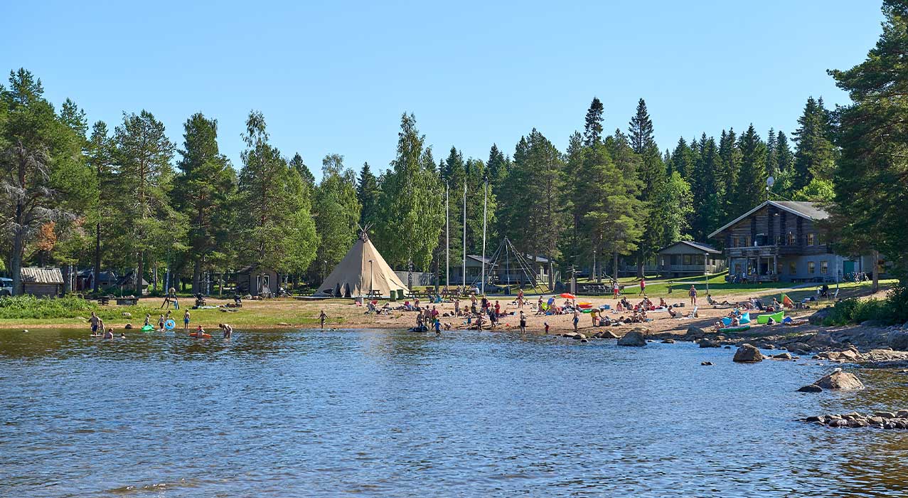 Familien am Baden im Meer in Nordschweden - Brändön Lodge Graeme Richardson