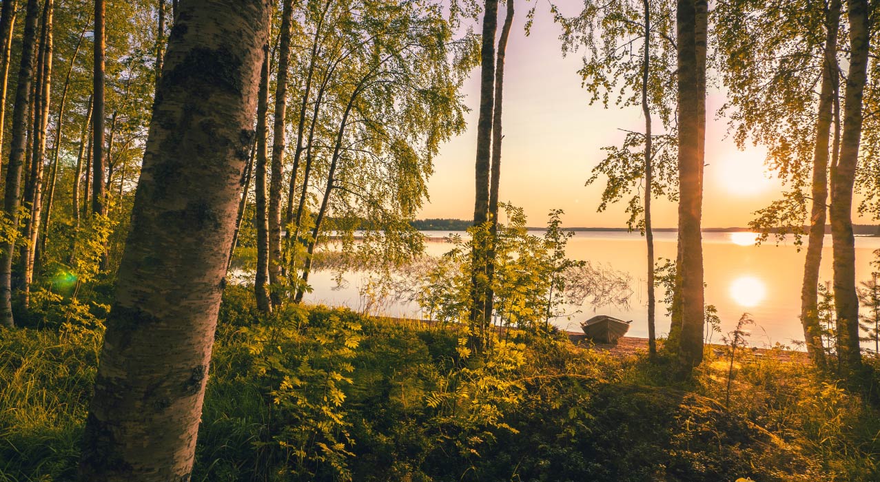 Sonnenuntergang am See in Finnland