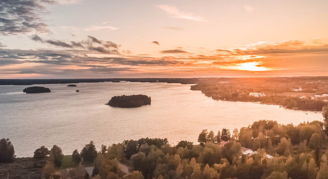 Finnlands Seenplatten sind geprägt durch Wälder, Moore und Seen.