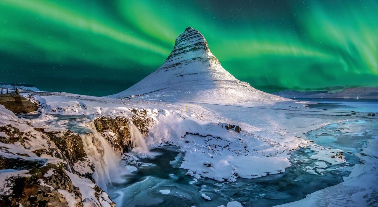 Nordlichter über dem Berg Kirkjufell.