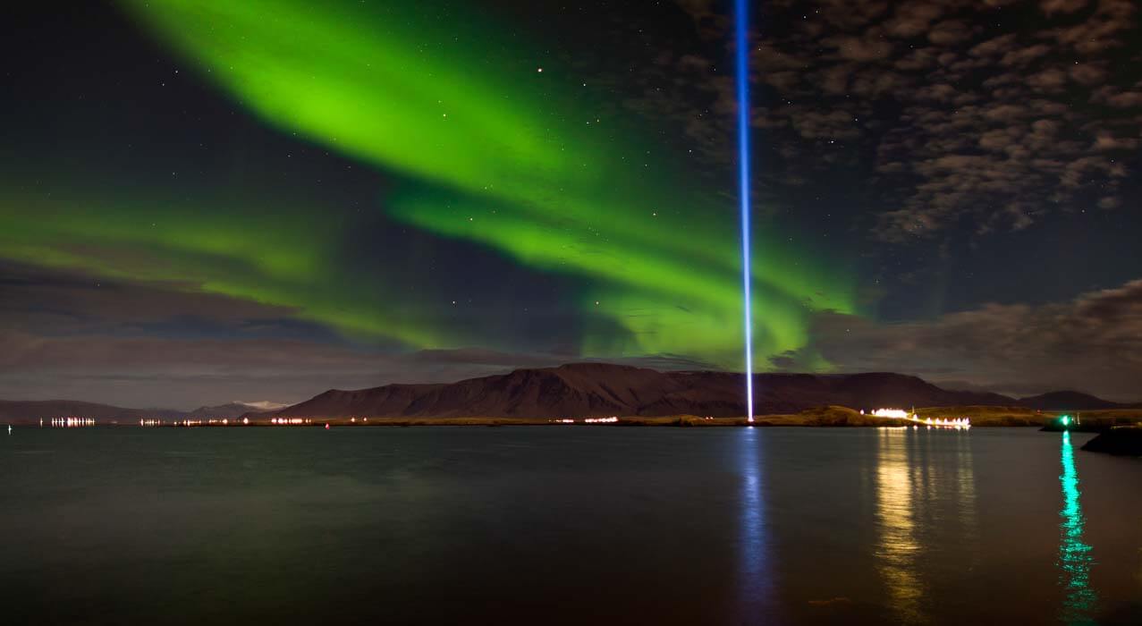 Der Imagine Peace Tower auf der Insel Videy in der Nähe von Reykjavik mit Nordlichter.