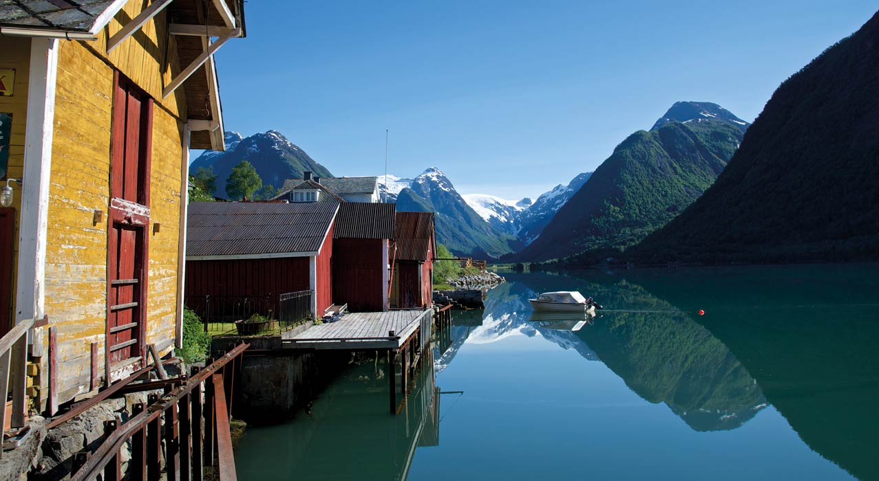 An windstillen Tagen spiegeln sich die Berge im Wasser des Fjærlandsfjords.