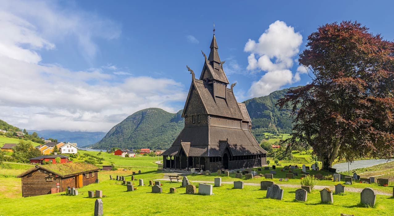 Besichtigen Sie die Stabkirche von Hopperstad in Norwegen bei der Mietwagenreise.